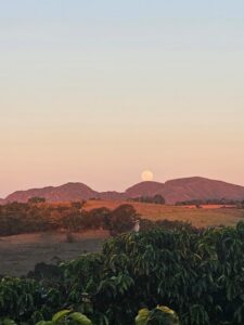 Paisagem da fazenda com serras ao fundo