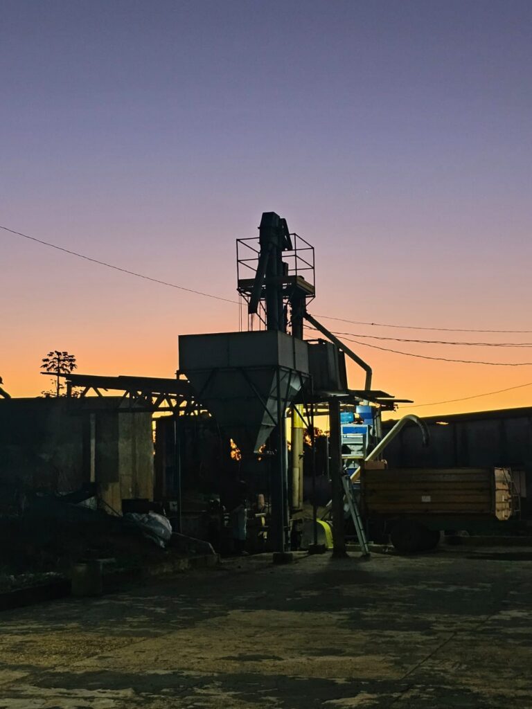 Estrutura de beneficiamento ao entardecer